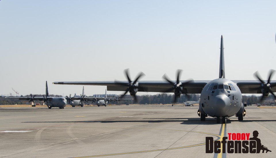 C-130J 수송기가 2021년 3월 11일 일본 요코타 공군기지에서 훈련 에어본 21의 훈련 일환으로 장비 공중 투하 후 비행선을 통과하고 있다. 훈련 기간 중 약 500명의 일본 육상자위대 제1 공정단 부대원들이 12대의 미 공군 C-130에서 정적선 점프를 수행해 미일 간 사상 최대 인원감축이 됐다. (사진:USAF)