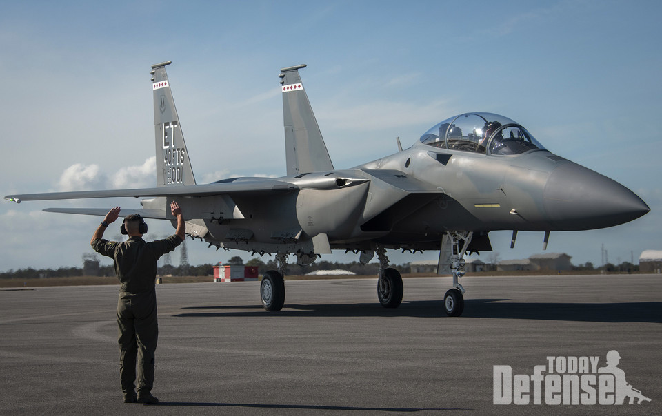 미공군 최신예 전투기 F-15EX가 미국 플로리다주 에글린 공군기지에 도착했다. 2021년 3월 11일 이 전투기는 개발 및 운용 테스트를 통해 처음부터 끝까지 시험 및 실전 배치되는 첫 번째 공군 전투기가 될 것이다. 제 40비행시험대대와 제85시험평가비행대대원은 항공기 시험을 책임진다.(사진:USAF)