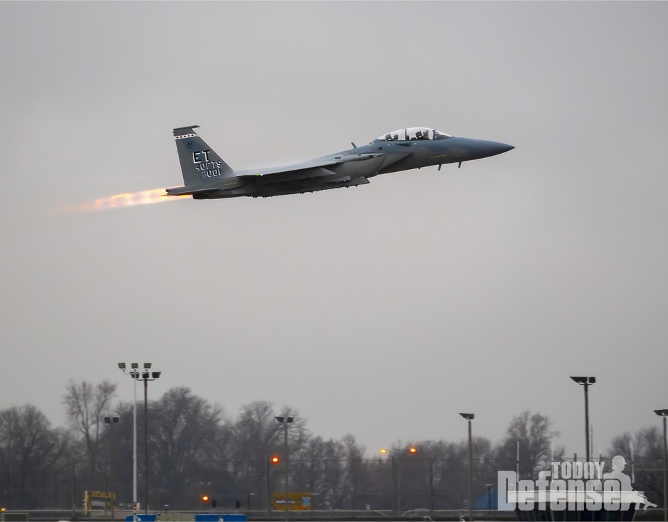 F-15EX 1호기가 세인트루이스에 있는 보잉사 시설을 출발하여 플로리다주 에글린 공군 기지로 가고 있다.(사진:USAF)