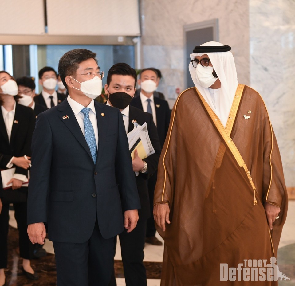 회담 후 이동하는 양국 국방장관(좌-서욱 장관, 우-UAE 국방특임장관) (사진: 국방부)
