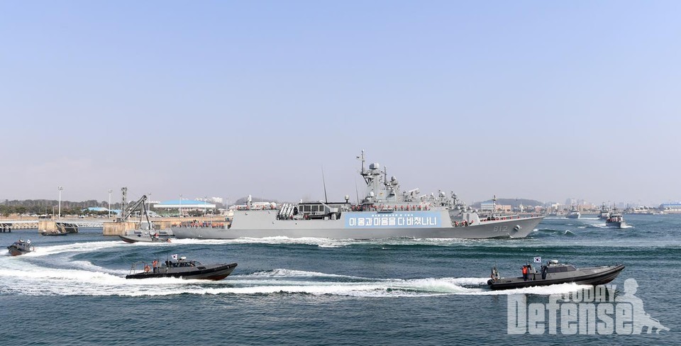 FFG-812 경기함과 해군특전단의 고속정이 출격하고 있다. (사진: 해군 페이스북)