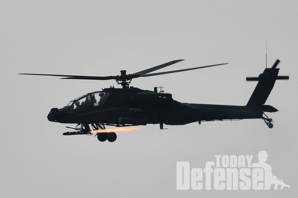 지난 2017년 12월 육군의 AH-64E 아파치 가디언이 AGM-114R 헬파이어 미사일 실사격을 하고 있다.(사진:육군)
