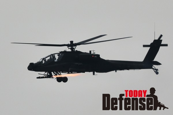 헬파이어 미사일을 발사하는 Ah-64E 아파치 가디언 (사진: 육군)