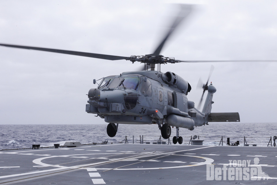 미해군과 호주해군의 상호운용성의 훈련으로 호주해군대원들이 USS 존 핀에서 시호크 헬기를 이륙시키고 있다. (사진:U.S.NAVY)