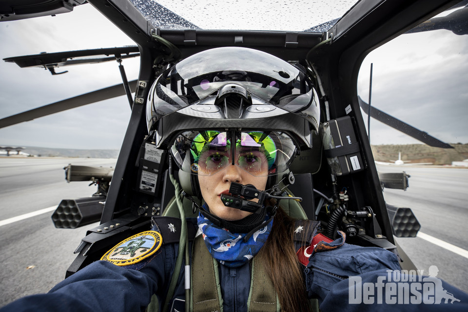 터키 경찰 최초의 공격헬기 여성 파일럿이 HMD 헬멧을 소고, 시연하고 있다. (사진: Anadolu Agency)