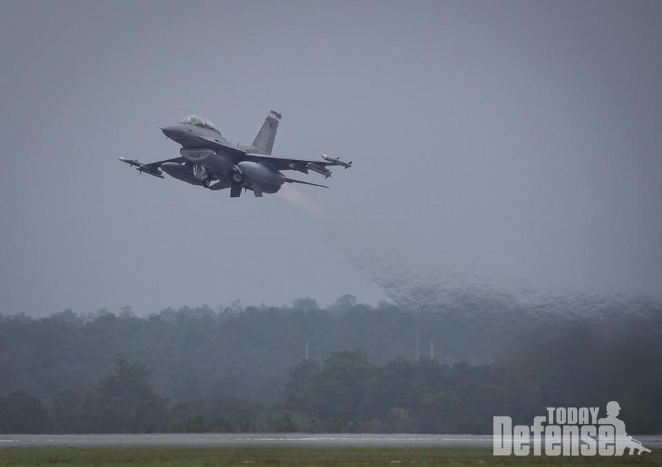 제 96 시험비행단의  F-16 전투기가 지난  3월 25일 에메랄드 플래그에 에 참가해 플로리다주 에글린 공군기지에서 이륙하고 있다. 20개 이상의 기관이 이 훈련에 참가했다. 에메랄드 플래그는 지상, 우주, 사이버, 항공 플랫폼을 결합해 공동 테스트와 실험을 진행했다.(사진:U.S.Air Force)