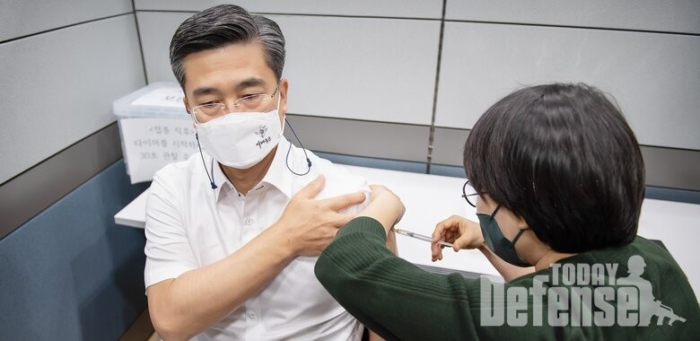코로나 예방접종을 받는 서욱 국방장관 (사진: 국방부)