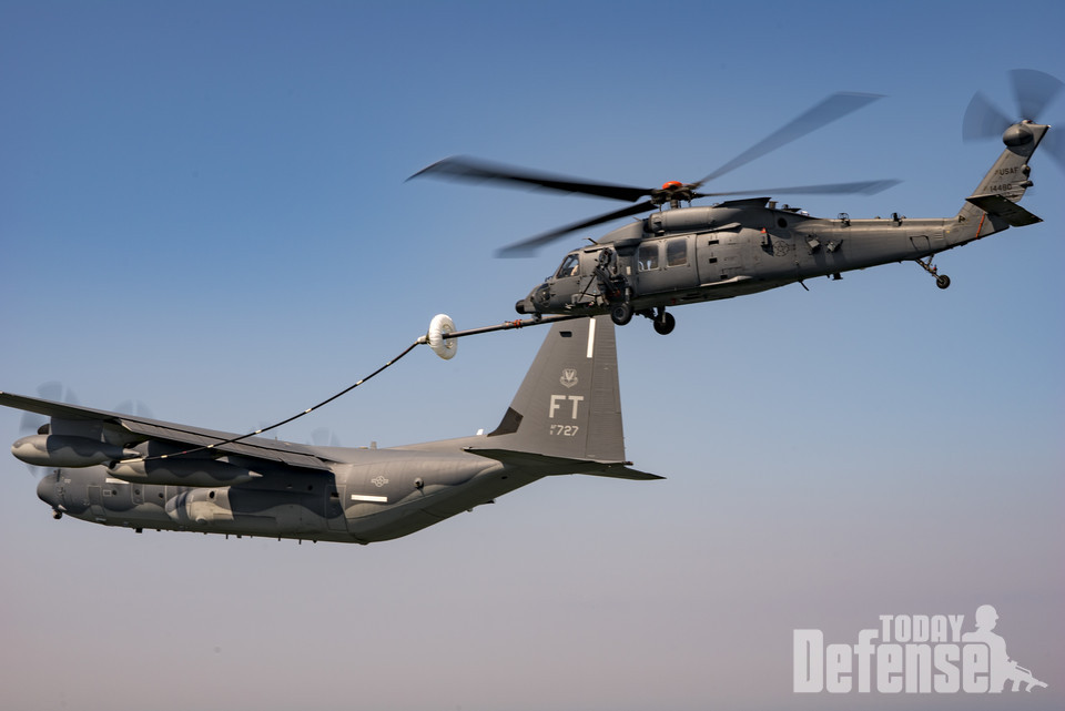 HH-60W Jolly Green II가 2020년 8월 5일 남부 앨라배마에서 처음으로 공중 급유를 하기 위해 HC-130J 공중급유수송기와 연결되었다. 공군의 새로운 전투 수색 구조 헬기는 현재 개발 및 운용 테스트를 받고 있다. (사진:U.S.Air Force)