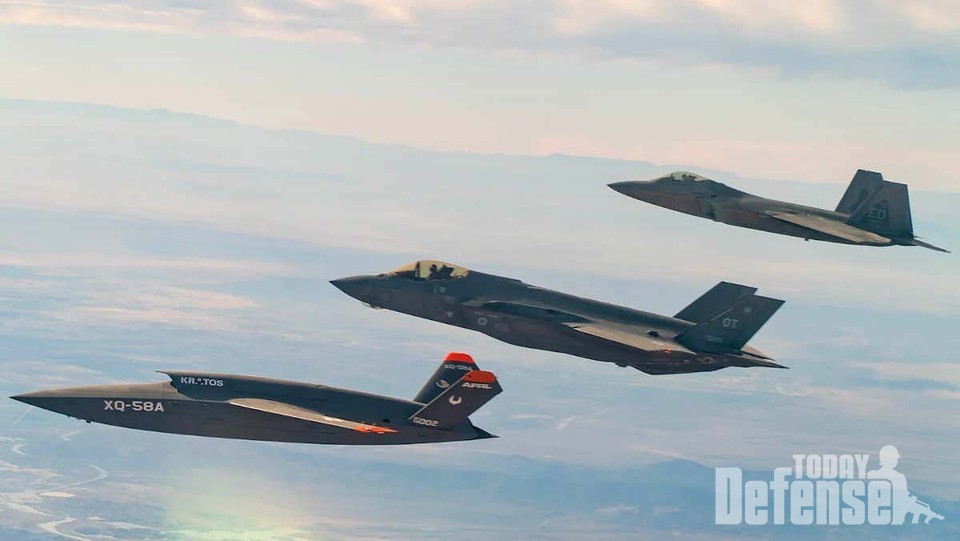 2020년 게이트 원 페이로드와 관련된 테스트 중에 XQ-58A, F-35A 및 F-22가 오른쪽에서 왼쪽으로 모두 함께 비행하고 있다. (사진: U.S.Air force)