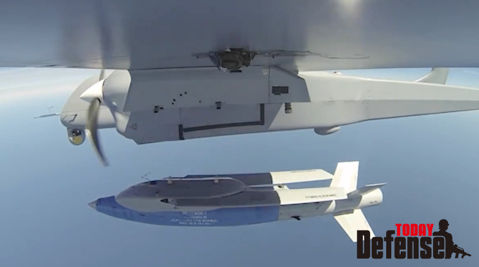 TAI의 아크순구르 전투 무인기가 날개 달린 스마트 활공탄인 750파운드 무게의 KGK-SIHA-82를 투하하고 있다. 한국의 KGGB와 디자인이 거의 똑같다. (사진:TAI)