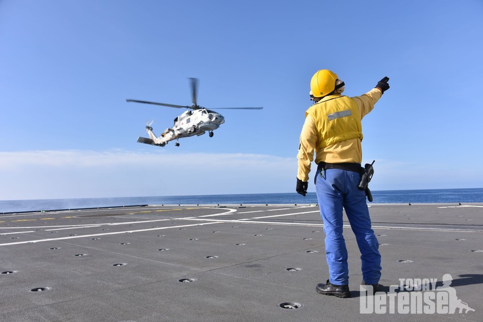 해상자위대의 SH-60J/S가 드골항모에 착함하려 하고 있다. (사진: 해상자위대)