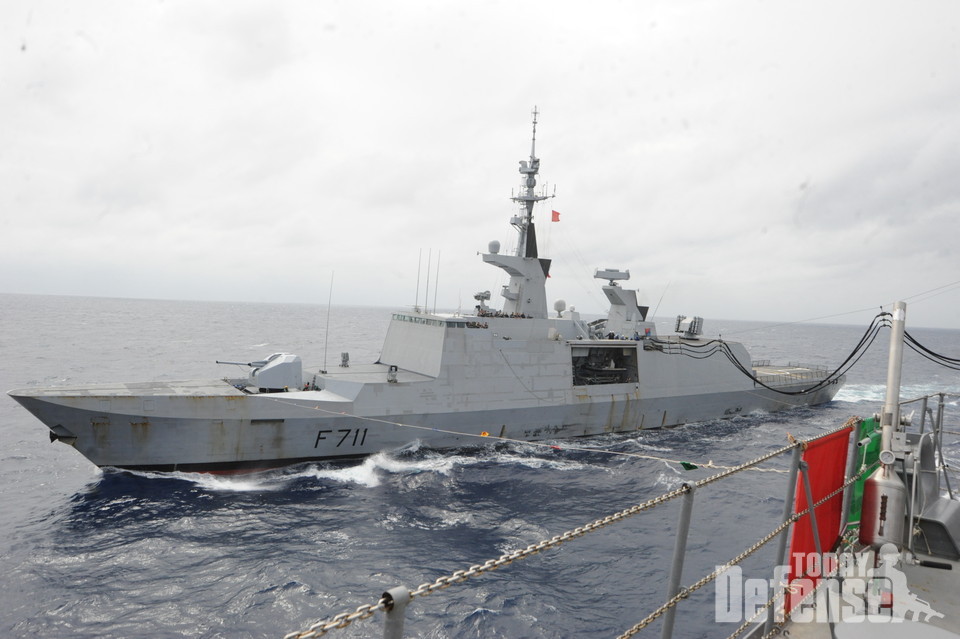 프랑스해군 라파예트급 프리킷인 슈르쿠프(F711)가 해상자위대 보급함 마슈와 해상보급을 받기위해 나란히 항해하고 있다. (사진: 해상자위대)