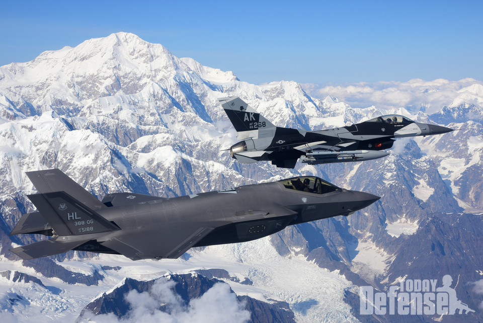 미공군 브라운 참모총장은 F-22를 과도한 유지비용 문제로 퇴역시키고, F-35를 하이급으로 조정했다. (사진: U.S.Air Force)