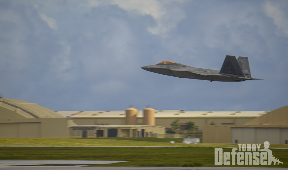 F-22 전투기 중 1/3이상이 전투토드가 지정이 안되어서 전투에 나갈 수없다는 것도 이번에 확인 되었다. (사진: U.S.Air Force)