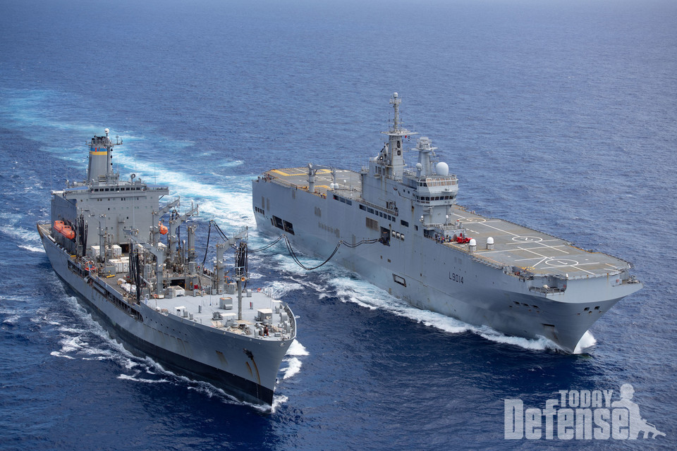 미해군의 함대 보급선 USNS 빅혼(T-AOE 6)이 프랑스 해군의 강습상륙함 FS 톤네르(L9014)와 함께 현재 진행 중인 보급작업을 하고 있다.(사진:U.S.NAVY)