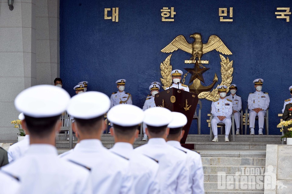 부석종 해군참모총장이 제130기 해군, 해병대 임관식에서 신임 장교들에게 축사를 하고 있다. (사진: 해군)