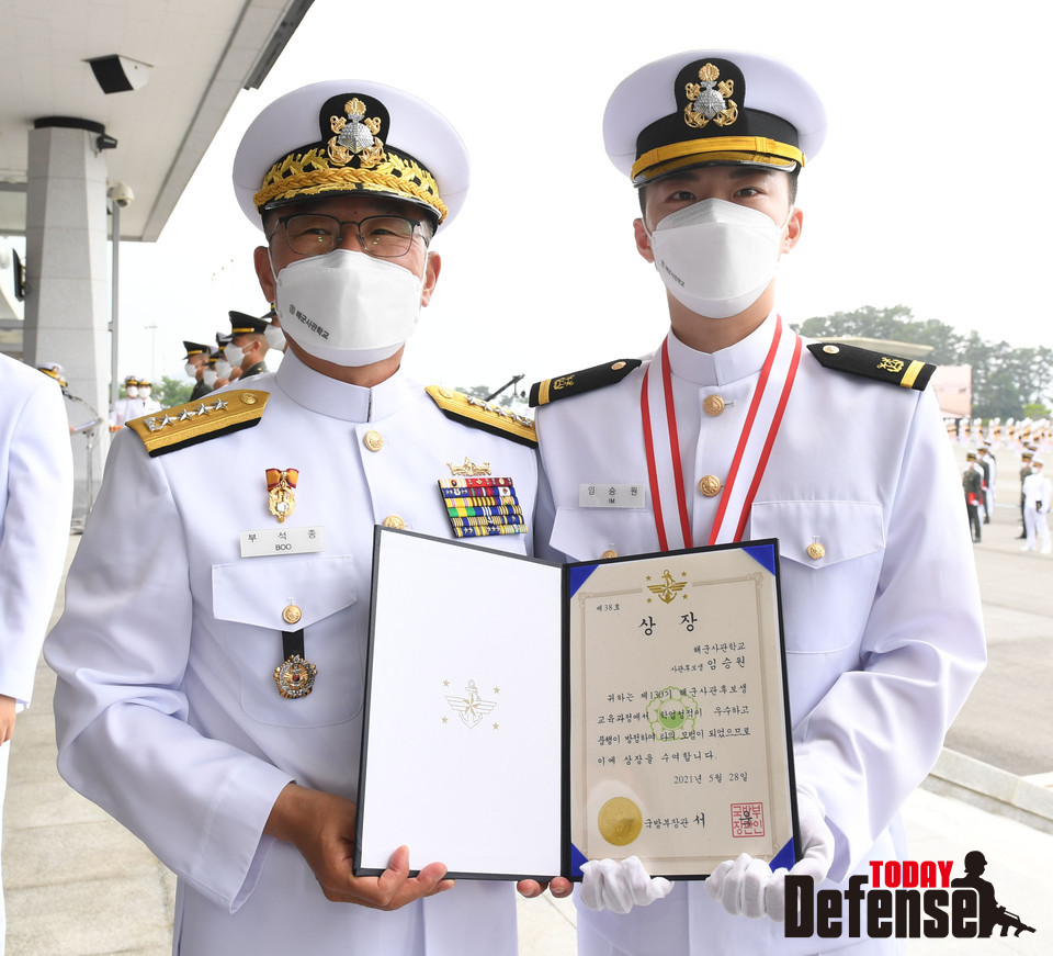 부석종 해군참모총장이 국방부장관을 대신해 임승원 해군소위에게 상을 수여하고 있다. (사진: 해군)