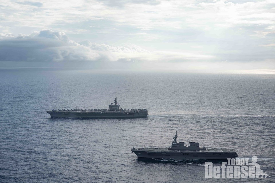 로널드 레이건 항모와 해상자위대 헬기호위함 이세가 나란히 항해하고 있다. (사진:U.S.NAY)