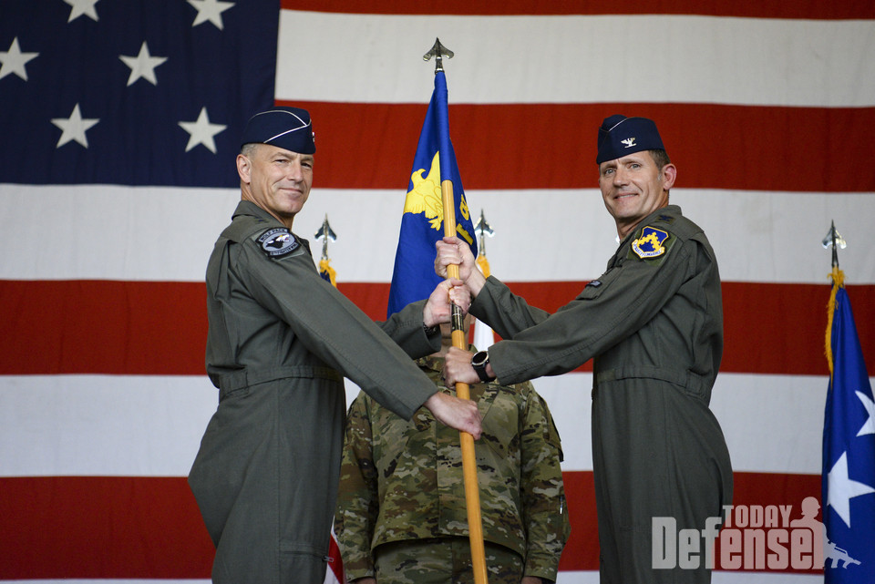 제 7공군사령관인 스콧 플레우스 중장이 존 갤리모어 대령에게 의례적인 지침을 제시한다. 존 갤리모어(John Gallemore)는 2021년 6월 1일 군산 공군기지에서 열린 제8전투비행장으로 취임해 지휘를 맡았다. 제 8전투비단장으로 취임하는 존 갤모어 대령이 퇴임하는 크리스토퍼 해먼드 제8전투비행단장으로부터 이임받아 취임했다. (U.S.Air force)