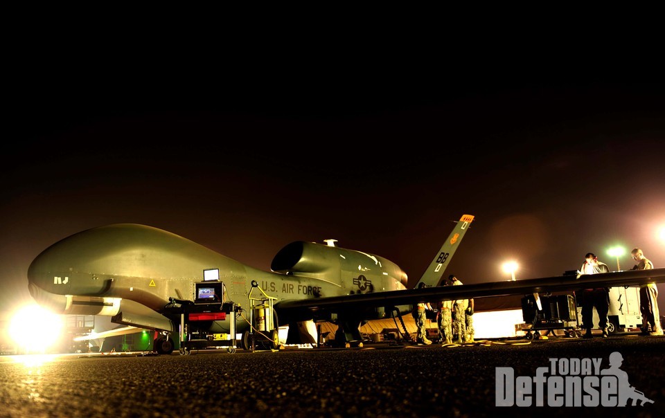 미육군의 차기 고정밀탐지·탐색 시스템(HADES)의 탑재 후보로 올라와 있는 MQ-4글로벌 호크 고고도 무인 정찰기 (사진: U.S.Air Force)