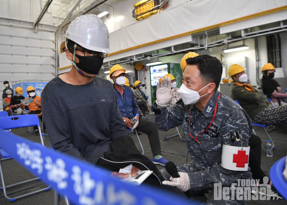 6월 14일 한산도함 의무장 김경섭 상사가 백신 접종을 마친 주민들의 상태를 살피고 있다. (사진: 해군)