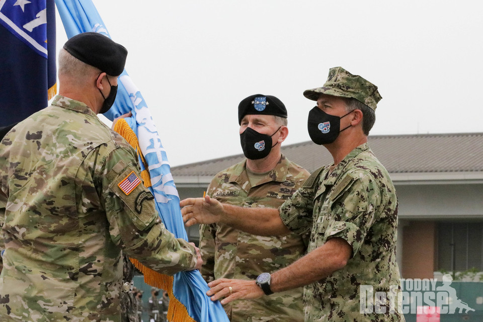 존 아퀴리노 미인도 태평양사령관이 폴 라카메라 신임사령관에게 유엔사령부, 한미연합사령부, 주한미군 깃발을 전달했다.(사진: USFK)
