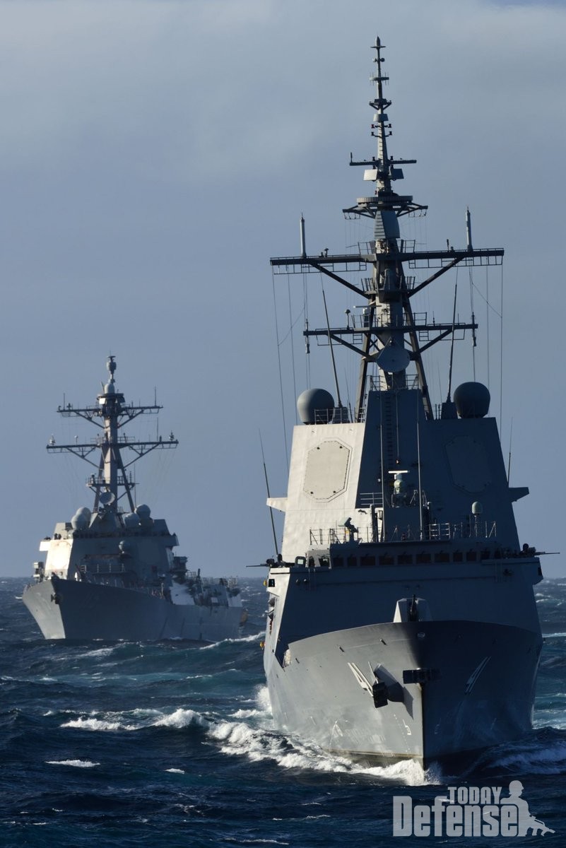 호주해군의 이지스 구축함 브리즈번과 미해군 이지스 구축함 라파엘 페랄타가 항진하고 있다. (사진: 해상자위대)