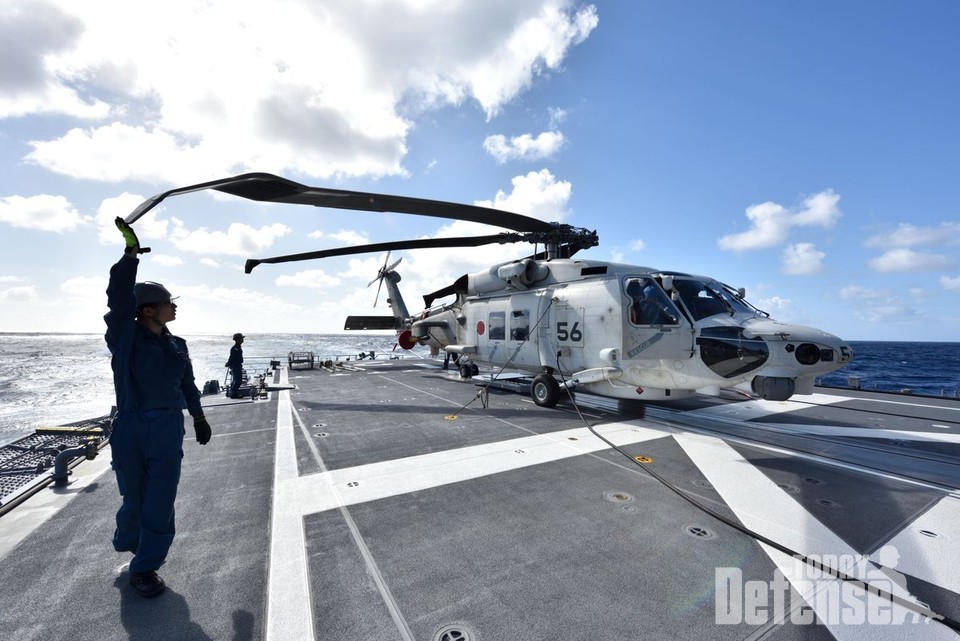 해상자위대 마키나미에 탑재되어 작전중인 SH-60K 해상작전헬기 (사진: 해상자위대)
