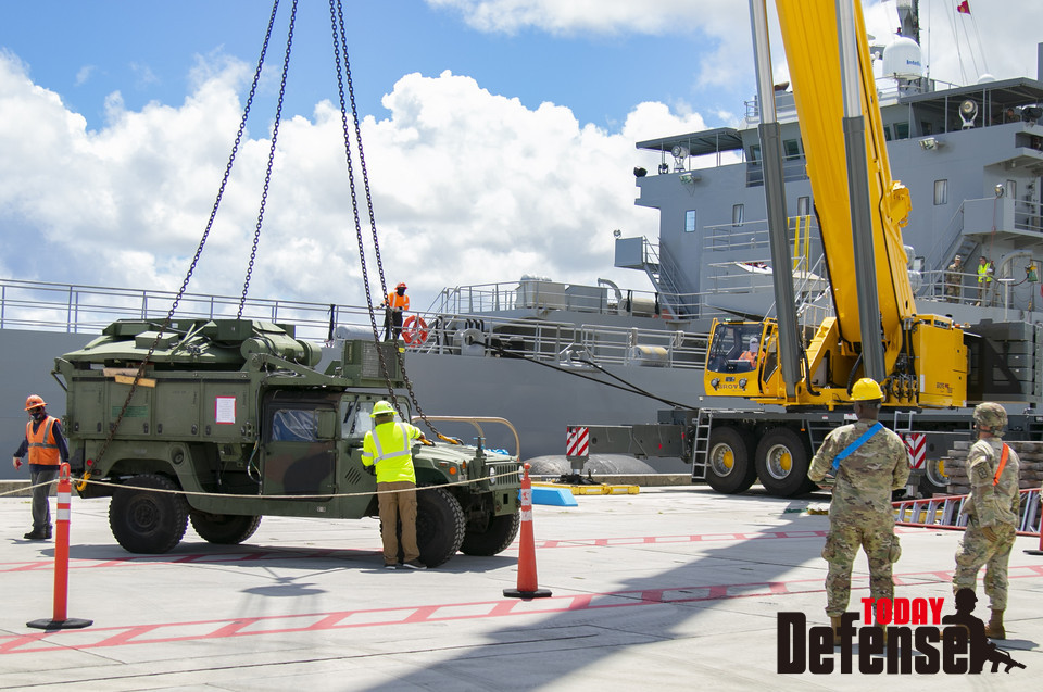 2021년 7월 10일 괌 해군기지에서 포워저 21을 지원하기 위해 미국 제1군단과 민간 하청업자들이 제 8전구지원사령부 소속의 미육군 수송함정 윌리엄 B 워커에서 군용 차량을 내리고 있다.  미육군 해상 수송시스템은 합동군에 전략적 이동 지원을 제공하며 태평양 함대의 해상 작전 센터와 통합된다.(사진: U.S.ARMY)