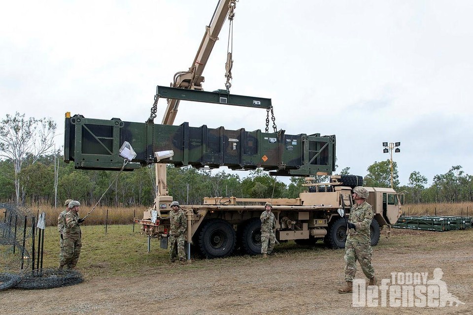탈리스만 세이버 훈련 중 퀸즐랜드 쇼얼워터 베이에서 열리는 실사격에 앞서 미육군 요원들이 지대공미사일 수송차량에 패트리어트 미사일을 탑재하고 있다.(사진:ADF)