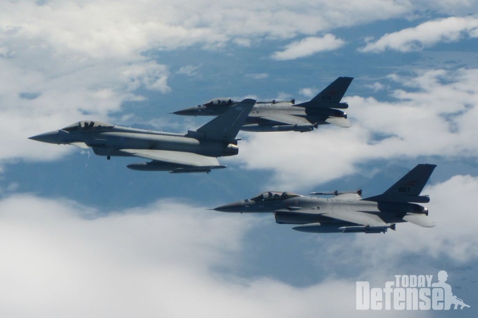 영국 공군의 타이푼과 노르웨이 공군의 F-16 전투기가 합동훈련을 하고 있다. (사진:RAF)
