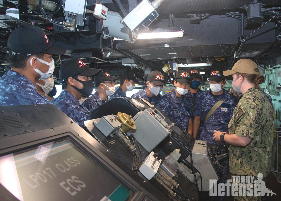 상륙 수송함 그린베이(LPD 20)에 소속의 모니카 설리반 중위가 지난 2021년 7월 14일 일본 방위대학생도들을 그린베이 투어를 안내했다. (사진:U.S.NAVY)