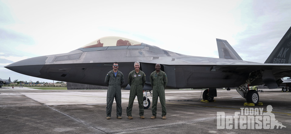 미공군 준장. 제레미 T. 슬론(Jeremy T. Sloane) 제 36 전투비행단장(중앙), 제 3비행단장 트래폴리스 시몬스 대령(오른쪽)과 제 525전투비행대대장인 매튜 트로먼(Matthew Tromans) 중령(왼쪽)이 제 525전투비행대대에 배속된 F-22 랩터 앞에 서 있다. (사진:U.S.Air Force)