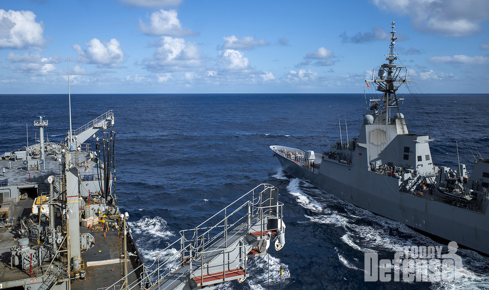 미해둔의 보급함 USNS 라파하녹(T-AO 204)이 탈리스만 세이버 21 훈련에서 호주해군의 HMAS 브리즈번(DDG 41)에 해상보급을 하고 있다. (사진:U.S.NAVY)
