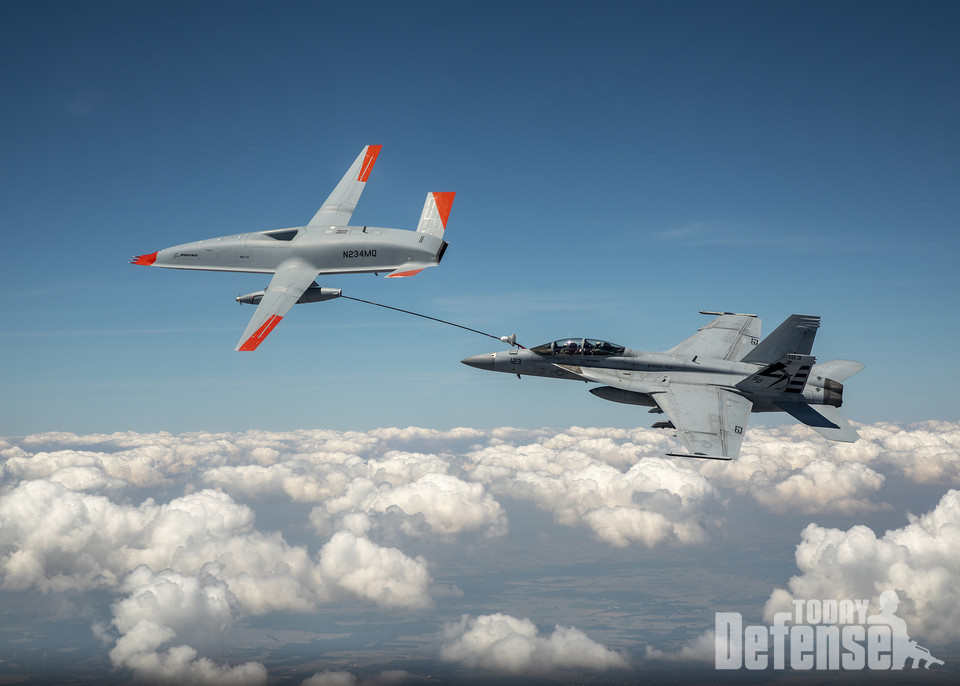 지난 6월 MQ-25와 FA-18E/F 슈퍼 호넷과 첫 공중급유 시연이 성공했다.이것이 유무인팀 구성으로 빠르게 진전되고 있다. (사진: Boeing)