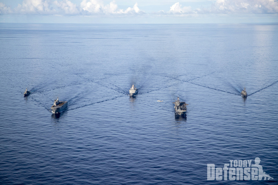USS 아메리카 원정 타격단은 제31해병원정대(MEU)와 함께 호주해군의 HMAS 캔버라(L02)와 HMAS 발라라트(FFH 155), 일본 해상자위대의 JS 마키나미(DD115)와 함께 작전을 펼치고 있다. (사진: U.S.NAVY)