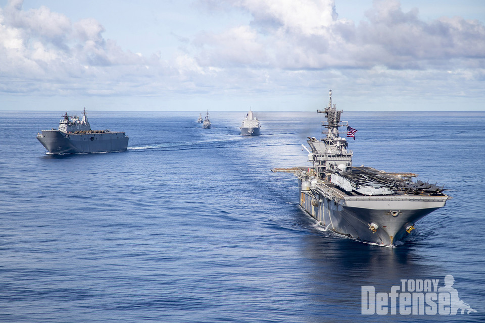 호주 해군(RAN) 강습상륙함 HMAS 캔버라(L02), 상륙수송함 USS 뉴올리언스(LPD18), 일본 해상자위대 구축함 JS 마키나미(D112), 호위함 HMAS 볼이 과 미해군 강습상륙함 USS America(LHA6) 대규모 전구 훈련 21에서 항해하고 있다.LSGE 21은 인도-태평양 지역의 미국, 동맹국, 파트너의 통합을 강화하기 위한 지역 중심의 글로벌 지휘통제 훈련이다.(사진:U.S.NAVY)