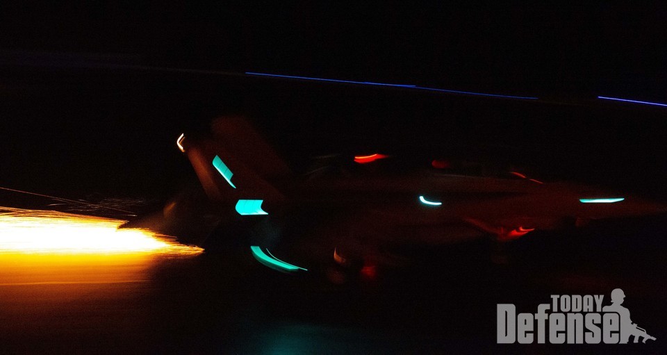 칼빈슨 항모에서 야간출격을 하는 슈퍼호넷 (사진:U.S.NAVY)