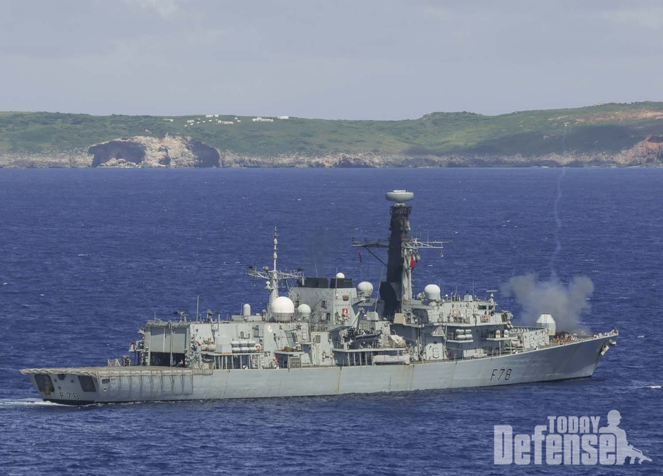 미해병대 JTAC의 유도로 함포 사격중인 HMS 켄트 (사진: Royal Navy)