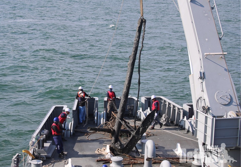 해군 광양함 장병들이 연평도 인근 어장에서 해저 폐기물을 수거해 갑판위로 올리고 있다.(사진: 해군)