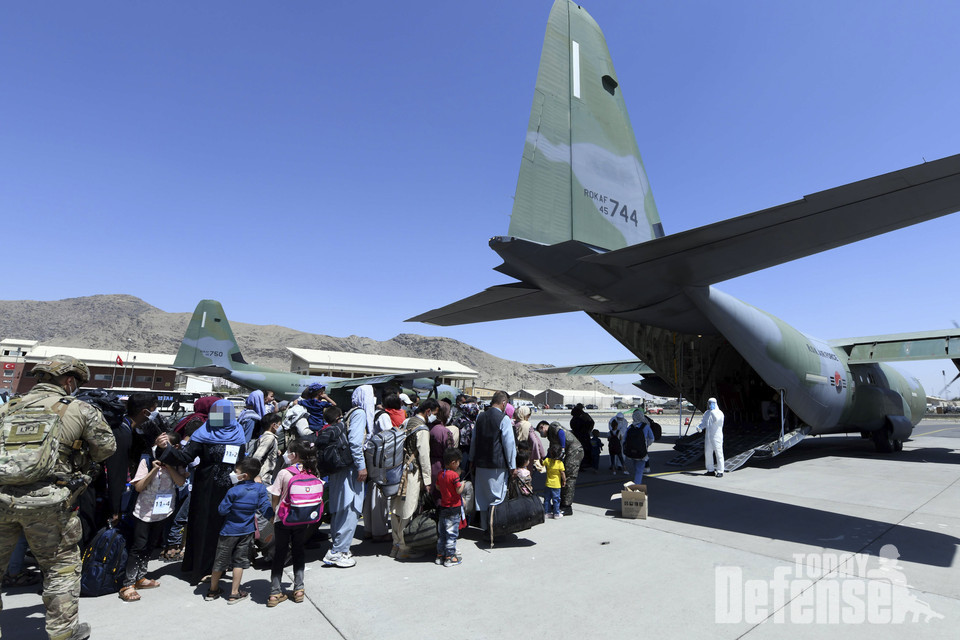 한국으로 이송될 아프간인 현지 조력자와 가족들이 8월 25일(수) 아프가니스탄 카불공항에서 공군 C-130J 수퍼허큘리스 수송기에 탑승하기 위해 대기하고 있다. (사진: 공군)