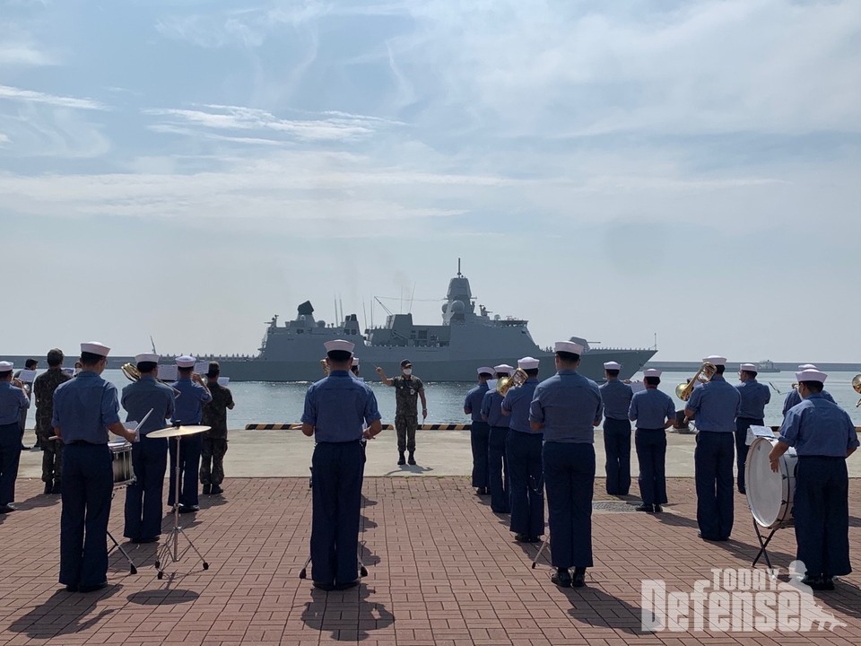 부산해작사를 방문한 퀸엘리자베스 항모단 소속의 에버스트센함을 환영하는 해군장병들 (사진: 네덜란드대사관)