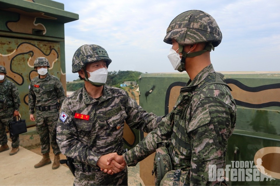 김태성 해병대사령관이 소연평도 전방소초에서 장병들을 격려하고 있다. (사진: 해병대)