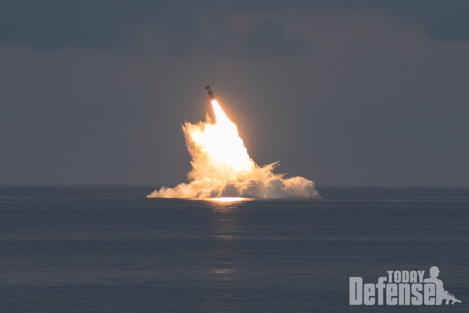 USS 와이오밍 전략핵잠수함에서 시험발사 중인 트라이던트II D5LE 미사일 (사진: U.S.NAVY)