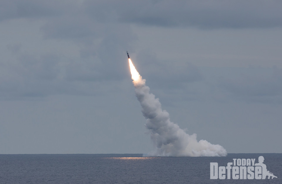 USS 와이오밍 전략핵잠수함에서 시험발사 중인 트라이던트II D5LE 미사일은 수명연장을 했다. (사진: U.S.NAVY)