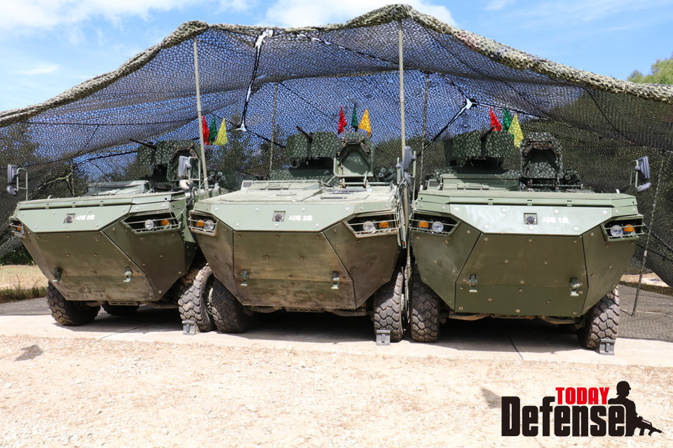 현재는 시제품인 차륜형 지휘용 장갑차 3대가 연결되어 지휘본부로 내년 3월에 전력화가 될 예정으로 알려졌다. (사진: 디펜스투데이)