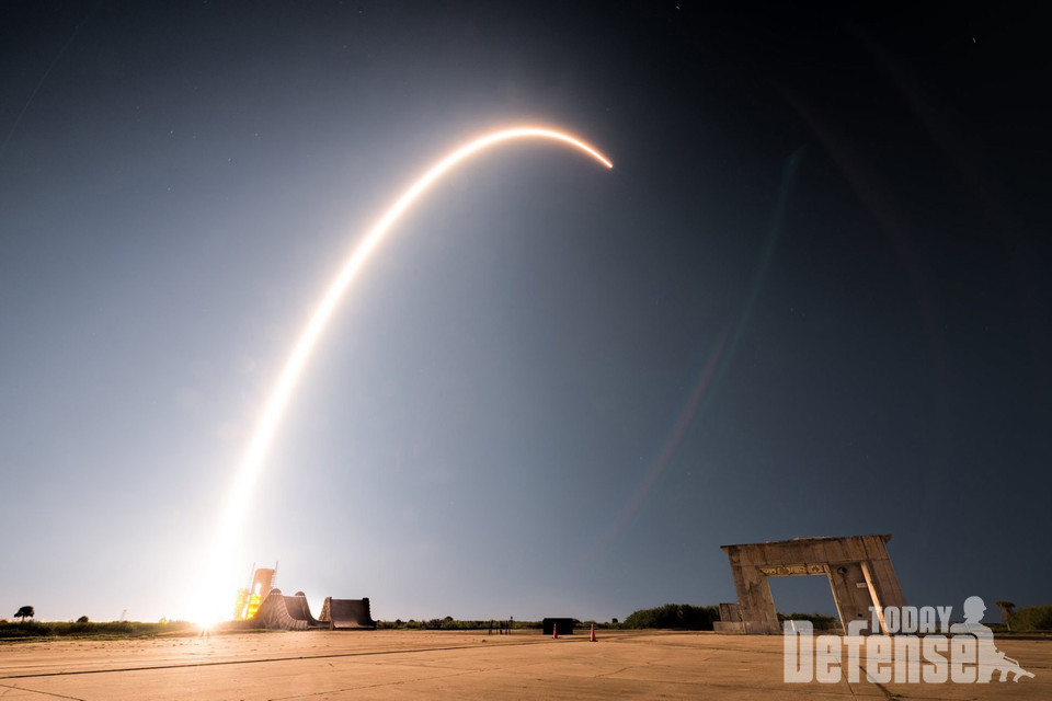 지난 2020년 1월 6일(현지시각) 케이프 커내버럴 공군 기지에서 팰콘 9이 발사됐다. 스타링크 위성을 탑재한 이 로켓은 미우주군의 첫 공식 발사였다.(사진: U.S. Space Force)
