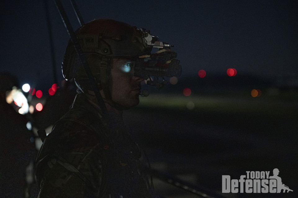 요코다 기지 소속의 제 320 특수전대대의 요원이 모처에 침투해서 유도를 하기 위해 준비하고 있다. (사진: U.S.Air Force)