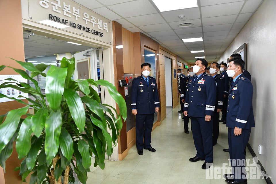 박인호 공군참모총장(사진 왼쪽에서 2번째)이 9월 30일(목), 계룡대 공군본부에서 거행된 '공군본부 우주센터' 현판식을 주관한 후 우주센터 내부를 둘러보고 있다.(사진: 공군)