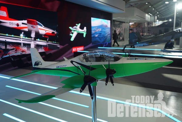 ADEX에서 최초 공개되는 전기추진 차기기본훈련기(Black Kite) 모형 (고정익존)